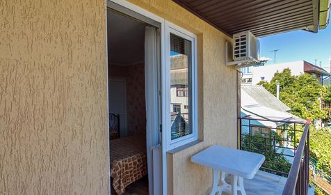 Двух-, трехместный люкс с балконом. Гостевой дом Винтаж, г. Сочи, Лазаревский район, п. Лазаревское