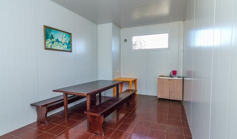 Индивидуальные кабинки возле бассейна. Гостиничный комплекс Изумруд, п. Мостовской, Краснодарский край.