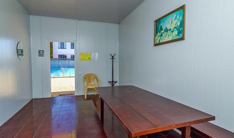 Индивидуальные кабинки возле бассейна. Гостиничный комплекс Изумруд, п. Мостовской, Краснодарский край.