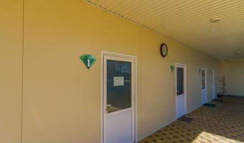 Индивидуальные кабинки возле бассейна. Гостиничный комплекс Изумруд, п. Мостовской, Краснодарский край.