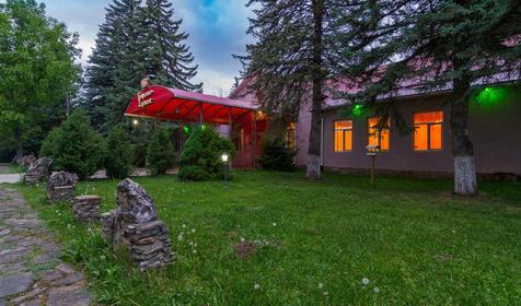 Гостиница Графство Хаджох летом, Республика Адыгея, пос. Каменномостский