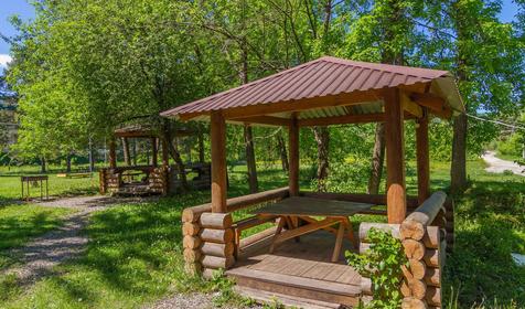 Гостиница Графство Хаджох летом, Республика Адыгея, пос. Каменномостский