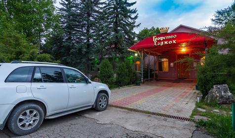 Гостиница Графство Хаджох летом, Республика Адыгея, пос. Каменномостский