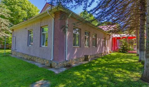 Гостиница Графство Хаджох летом, Республика Адыгея, пос. Каменномостский