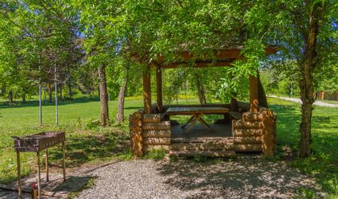 Гостиница Графство Хаджох летом, Республика Адыгея, пос. Каменномостский