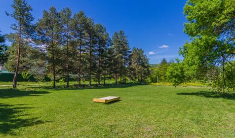 Гостиница Графство Хаджох летом, Республика Адыгея, пос. Каменномостский