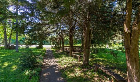 Гостиница Графство Хаджох летом, Республика Адыгея, пос. Каменномостский