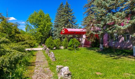 Гостиница Графство Хаджох летом, Республика Адыгея, пос. Каменномостский