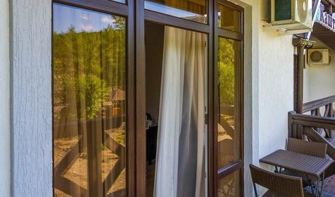 Делюкс с двумя раздельными кроватями и балконом. Отель Каштан, Даховская