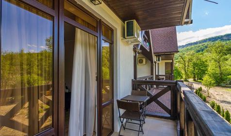 Делюкс с двумя раздельными кроватями и балконом. Отель Каштан, Даховская