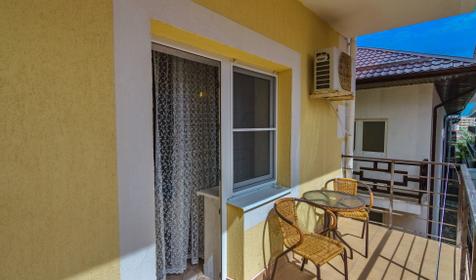 Трехместный стандарт с балконом. Отель Бавария, г. Анапа, п. Витязево