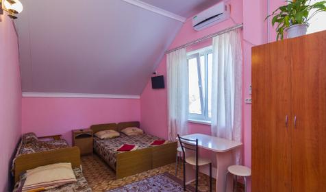 Бюджетный трехместный номер. Гостевой дом на Таманской, Анапа