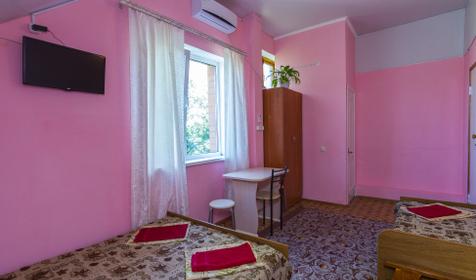 Бюджетный трехместный номер. Гостевой дом на Таманской, Анапа