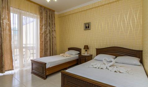 Полулюкс трехместный с видом на бассейн. Отель Золотые пески, Анапа, п. Витязево