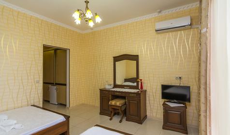 Полулюкс трехместный с видом на бассейн. Отель Золотые пески, Анапа, п. Витязево