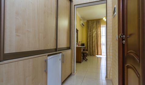 Полулюкс трехместный с видом на бассейн. Отель Золотые пески, Анапа, п. Витязево