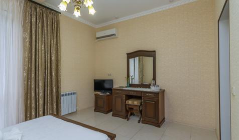 Полулюкс трехместный с видом на двор. Отель Золотые пески, Анапа, п. Витязево