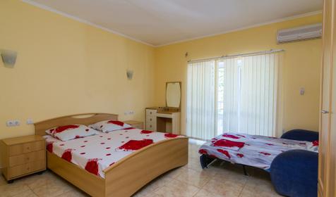 Комфорт трехместный. Гостевой дом Берег солнца, Новомихайловский