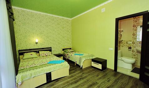 Трехместный с балконом. Мини-гостиница Абрикос, Геленджик, Кабардинка