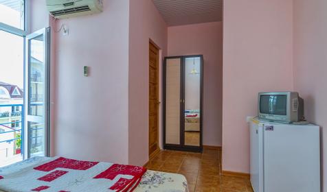 Стандарт трехместный с балконом. Гостиница Дельфин, г. Анапа, п. Витязево