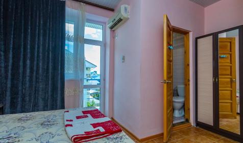 Стандарт трехместный с балконом. Гостиница Дельфин, г. Анапа, п. Витязево