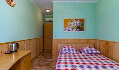 Однокомнатный двухместный стандарт. База отдыха Роза ветров, Ейский район, ст. Должанская, коса Долгая
