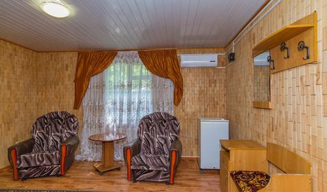 Трех-, четырехместные с удобствами, 1 категория. База отдыха Нефтяник, п. Архипо-Осиповка