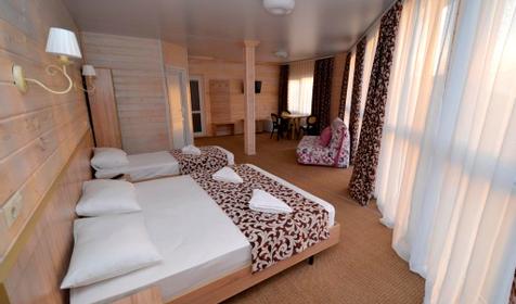 Люкс четырехместный с видом на море