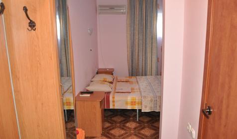 Трехместный (в цоколе)