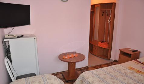 Трехместный (в цоколе)