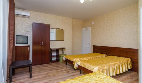 Четырехместный стандарт с индивидуальным балконом, корпус новый. Гостиничный комплекс Лето, Сочи, Лазаревское