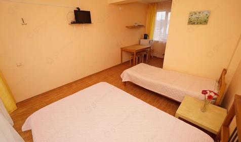 Трехместный стандарт, первый этаж, гостевой дом "Вилла Лиза" пос. Вардане