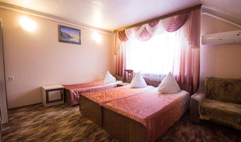 Трехместный