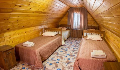 Деревянный двухэтажный коттедж-сруб