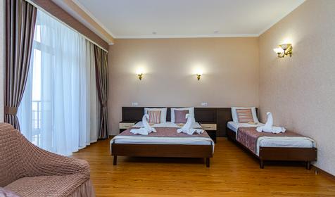 Двухкомнатный люкс с балконом и отдельным выходом к бассейну. Отель Георгий, Анапа, Витязево