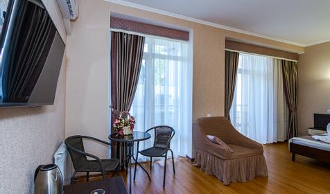 Двухкомнатный люкс с балконом и отдельным выходом к бассейну. Отель Георгий, Анапа, Витязево