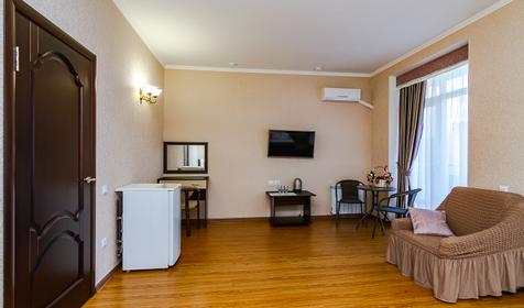 Двухкомнатный люкс с балконом и отдельным выходом к бассейну. Отель Георгий, Анапа, Витязево