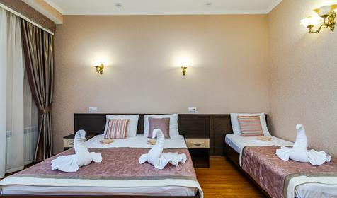 Двухкомнатный люкс с балконом и отдельным выходом к бассейну. Отель Георгий, Анапа, Витязево