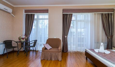 Двухкомнатный люкс с балконом и отдельным выходом к бассейну. Отель Георгий, Анапа, Витязево