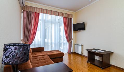 Двухкомнатный люкс с балконом и отдельным выходом к бассейну. Отель Георгий, Анапа, Витязево