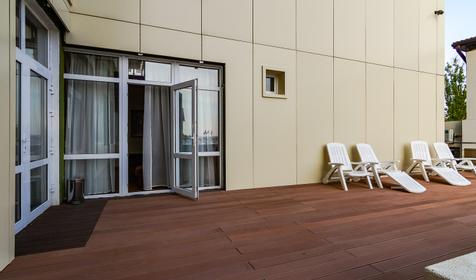 Двухкомнатный люкс с балконом и отдельным выходом к бассейну. Отель Георгий, Анапа, Витязево