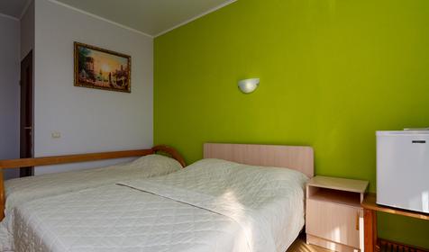 Трехместный стандарт с выходом к бассейну. Гостевой дом Дом путешественника, Геленджик