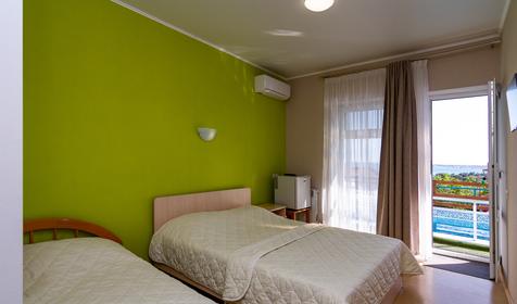 Трехместный стандарт с выходом к бассейну. Гостевой дом Дом путешественника, Геленджик