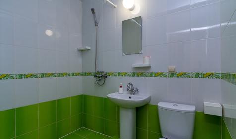 Трехместный стандарт с выходом к бассейну. Гостевой дом Дом путешественника, Геленджик