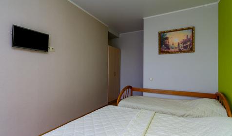 Трехместный стандарт с выходом к бассейну. Гостевой дом Дом путешественника, Геленджик