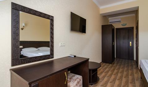 Трехместный без балкона, мансарда. Гостиница Империя, Анапа, Витязево