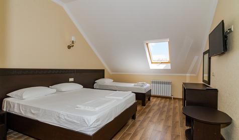 Трехместный без балкона, мансарда. Гостиница Империя, Анапа, Витязево