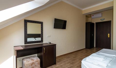 Апартаменты двухкомнатные, мансарда. Гостиница Империя, Анапа, Витязево