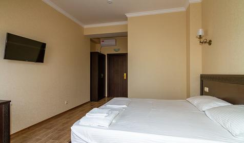 Апартаменты двухкомнатные, мансарда. Гостиница Империя, Анапа, Витязево