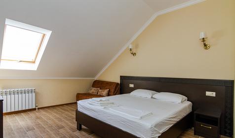 Апартаменты двухкомнатные, мансарда. Гостиница Империя, Анапа, Витязево